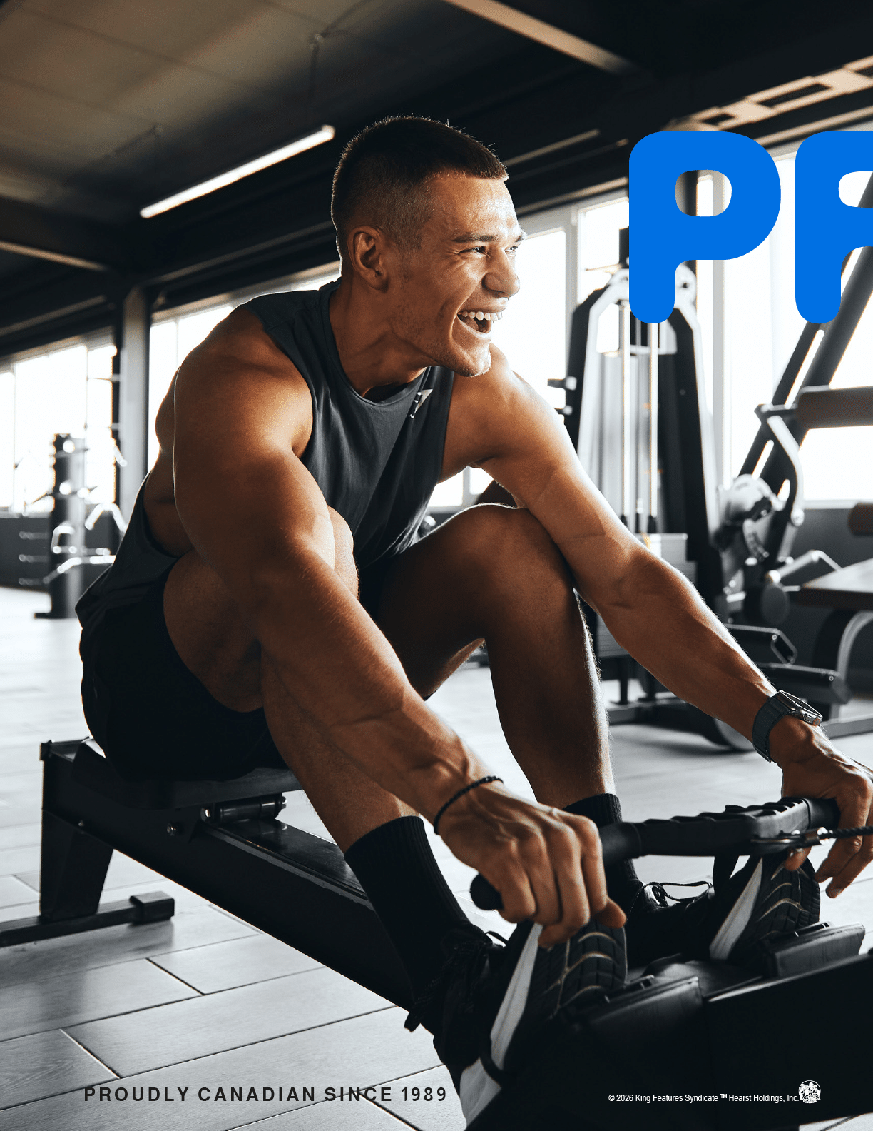A man is smiling while riding a stationary bike in a gym. Contenu g n r  par l’IA